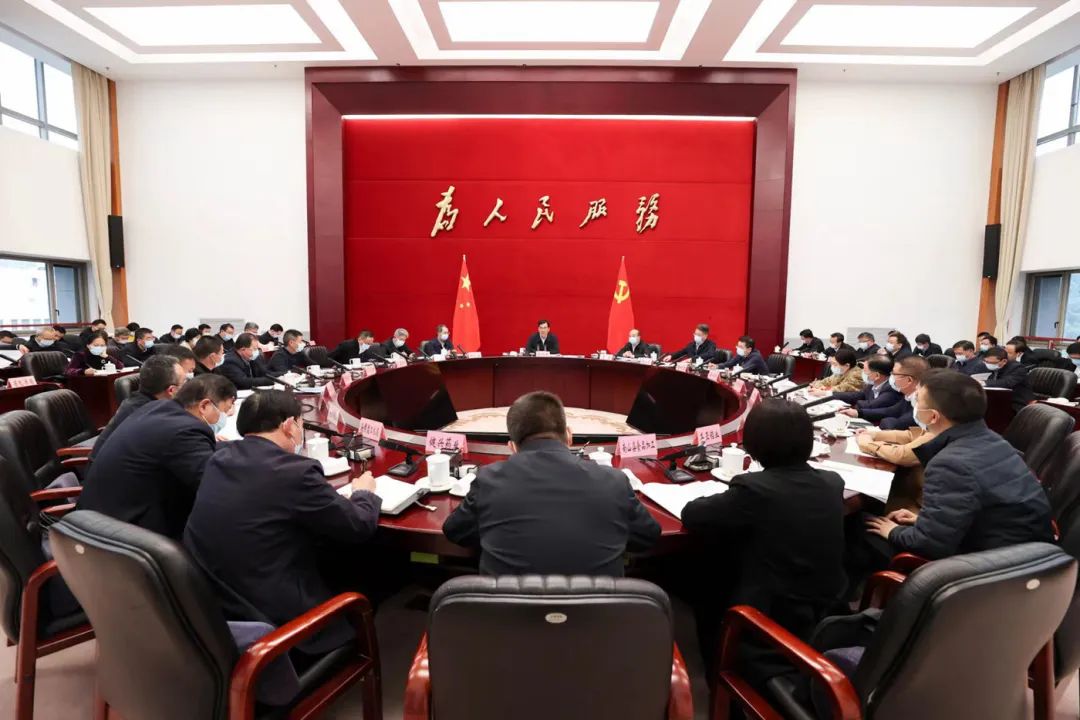 李炳军调研工业企业并召开座谈会