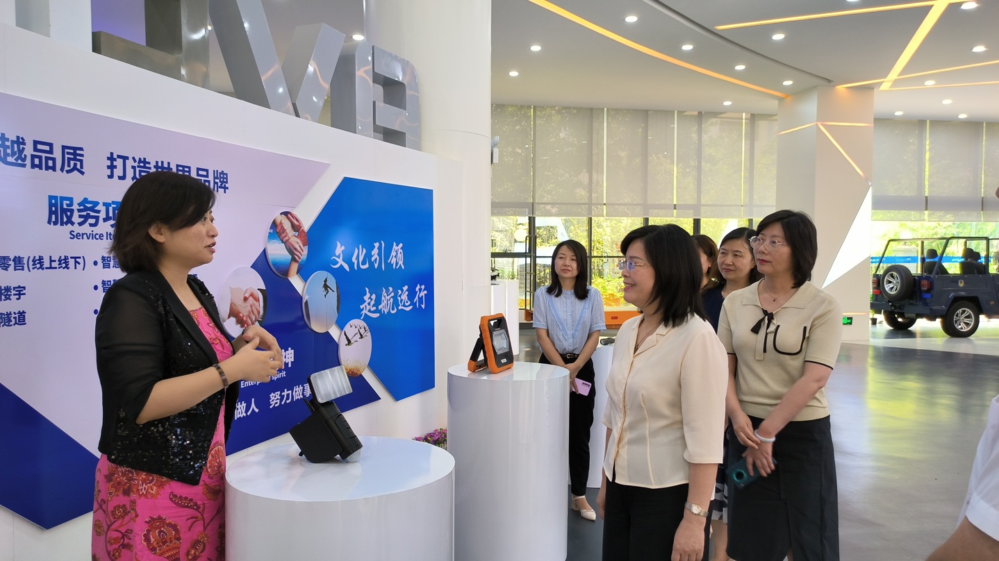 7月13日，省妇联党组书记、主席杨晓曼一行到全国巾帼建功先进集体--成威科技调研3.jpg