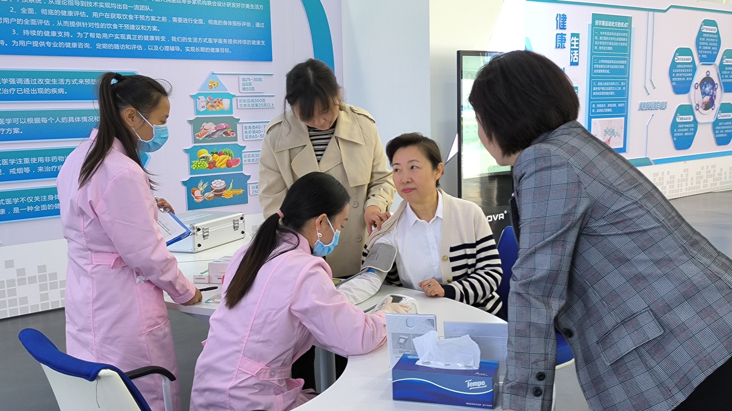 10月20日，市政协主席刘彤到公司调研并体验小威健康项目3.jpg